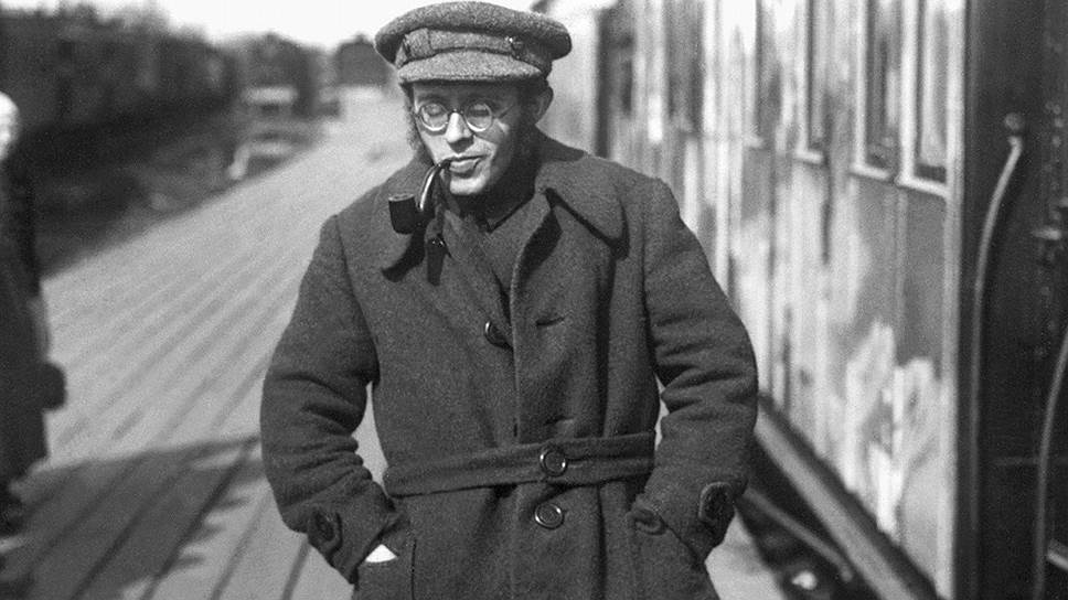 "Ехали в поезде две хорошенькие девушки. Зиновьев за ними и так и этак и пригласил их в свой салон. Но в последнюю минуту девушки вошли ко мне" (на фото — К. Б. Радек, 1920 год) 