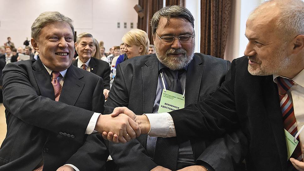 Григорий Явлинский привык направлять "Яблоко" в компании единомышленников (в центре — руководитель Федеральной антимонопольной службы России Игорь Артемьев, справа — доцент Санкт-Петербургского университета Михаил Амосов)