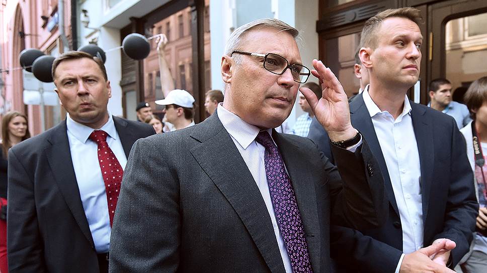 Высокий антирейтинг Михаила Касьянова (в центре) не сразу, но все же стал проблемой для Алексея Навального (справа)