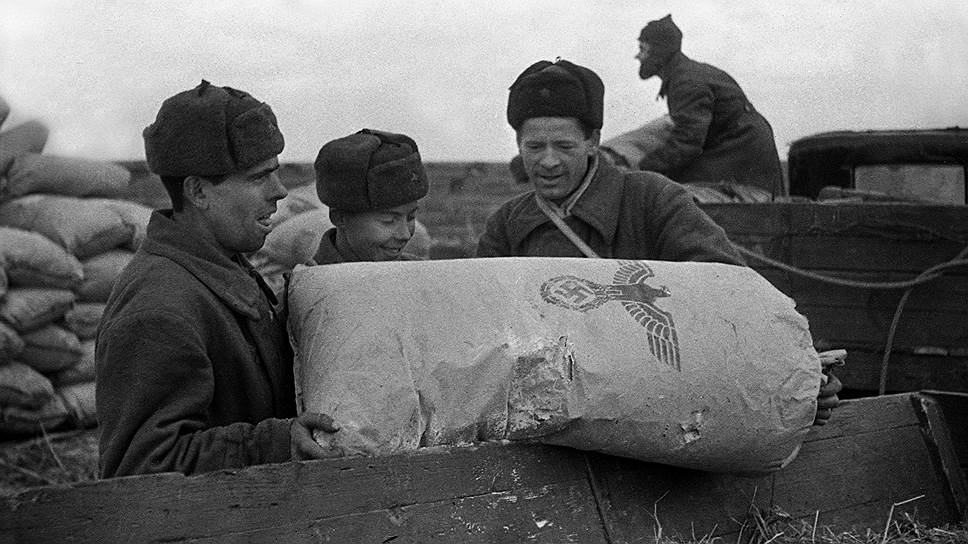 Большое количество трофеев позволяло наполнить торговые точки Военторга товарами, но так распорядиться госсобственностью не позволял верховный главнокомандующий