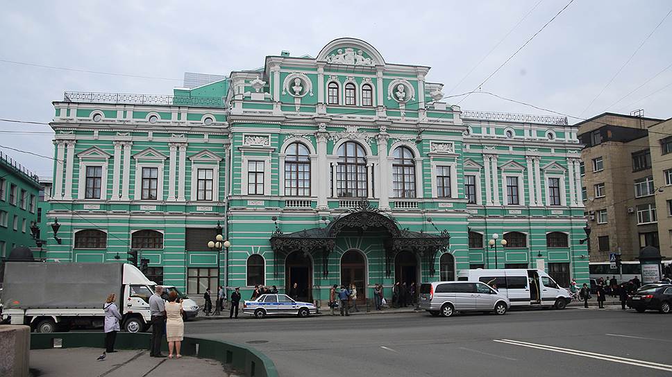 Заключать контракты на ремонтно-реставрационные работы АО "Балтстрой" помогали люди из ФСО: в 2011 году компания более чем за 2 млрд отреставрировала Большой драматический театр им. Г. А. Товстоногова (на фото), а в 2013 году сумма ее госконтрактов превысила 22 млрд руб.
