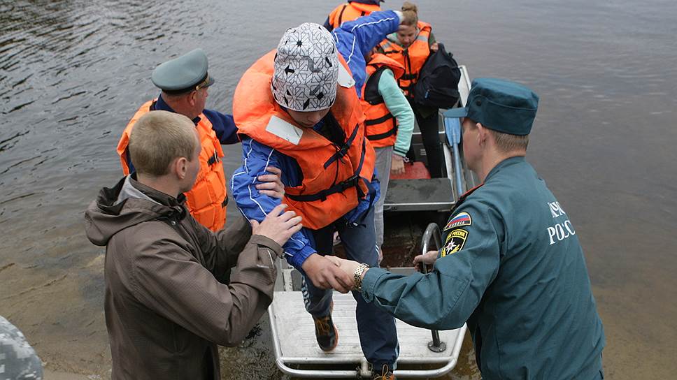 "Когда мы вышли, вода была тихой, мы прошли почти два километра, и неожиданно, буквально за 15 минут, появились огромные волны"  