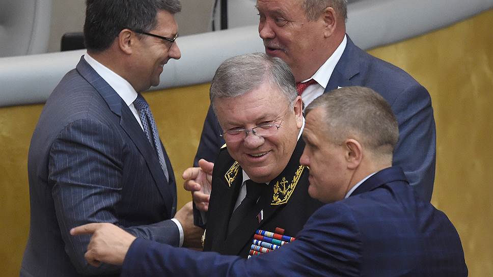 Председатель комитета Государственной думы (ГД) России по обороне Владимир Комоедов (в центре) во время последнего пленарного заседания ГД России шестого созыва, заканчивающей свою работы в этом составе 