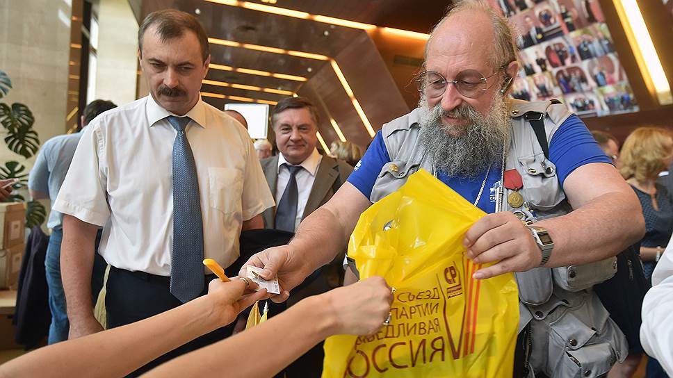 VIII съезд партии "Справедливая Россия". Политический консультант Анатолий Вассерман (справа) во время регистрации участников съезда в гостинице "Космос" 