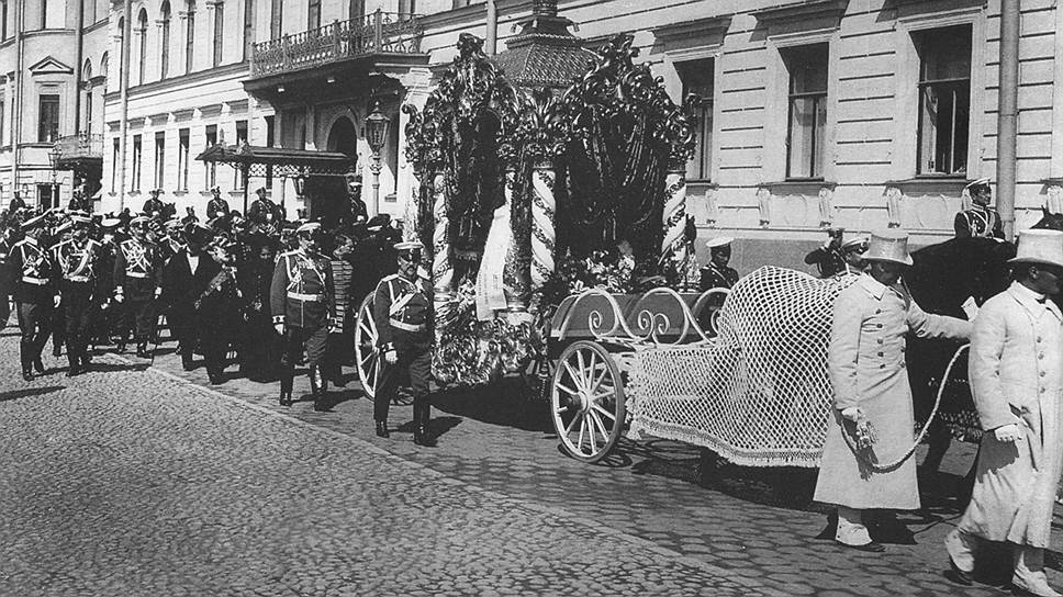 Благодаря деньгам, переданным боевикам Алексеем Пешковым, в 1904 году состоялся теракт, отправивший в последний путь (на фото) ненавистного писателю Максиму Горькому министра внутренних дел Вячеслава Плеве 