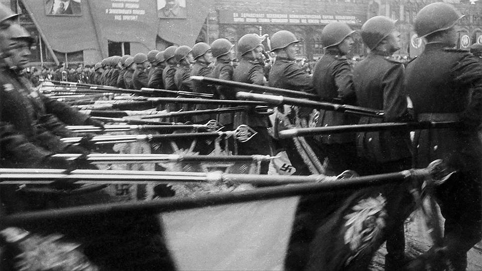 "Убываем в Москву на парад. Увы! Здесь наше соединение оказалось лишним"