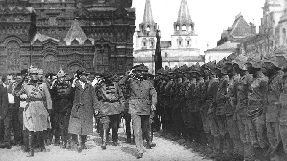 "Состояние Красной Армии доведено руководством Троцкого (на фото — обходит строй) до весьма тяжелого положения"  