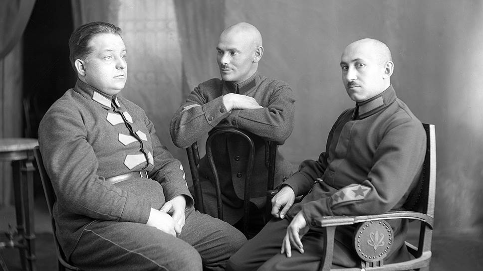 "Муклевич (на фото — слева) заявил: "Посылка такого доклада в ЦК партии будет ножом в спину Троцкого""  