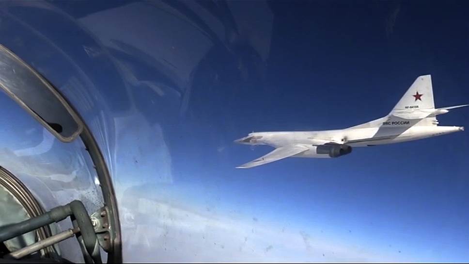 Самолет-ракетоносец Ту-160 производит пуск крылатых ракет воздушного базирования X-101 по целям боевиков в провинциях Алеппо и Идлиб, 20 ноября 2015 года