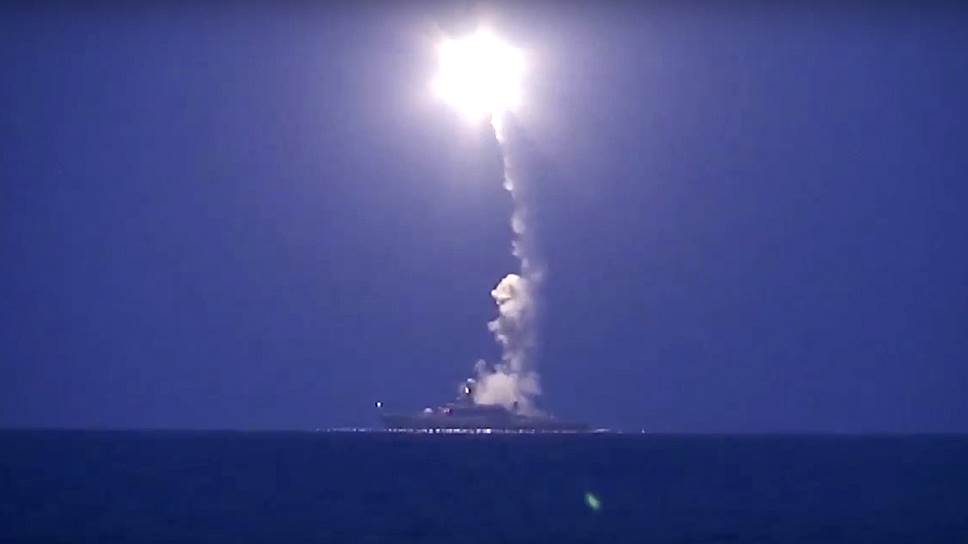Корабли Каспийской флотилии впервые выполняют боевые пуски крылатых ракет "Калибр" из акватории Каспийского моря, 7 октября 2015 года