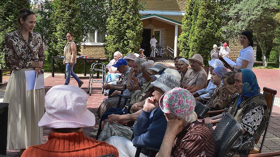 "Государству невыгодно, чтобы человек жил до 90 лет. Но оно обязано заботиться о своих гражданах. Это и вопрос имиджа тоже: о государстве можно судить по тому, как в нем живут старики, дети, паллиативные больные" 