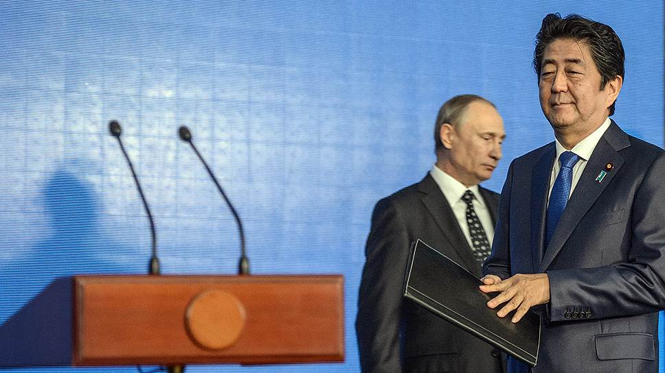 Японская общественность возмущается тем, что премьер-министр Синдзо Абэ приезжал в Россию пять раз, позабыв о дипломатическом принципе, согласно которому лидеры попеременно должны посещать друг друга 