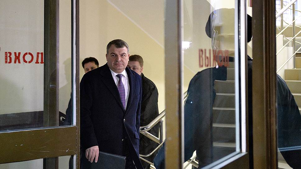 В 2012 году казалось, что дело "Оборонсервиса", сопровождающееся обвинениями в адрес уволенного с должности министра обороны Анатолия Сердюкова, будет началом большой антикоррупционной кампании 