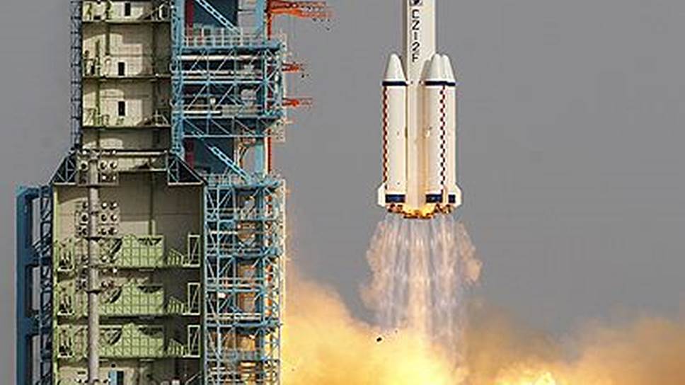 Старт ракеты-носителя "Чанчжэн-9" с космодрома Сичан, 16 июня 2012 года