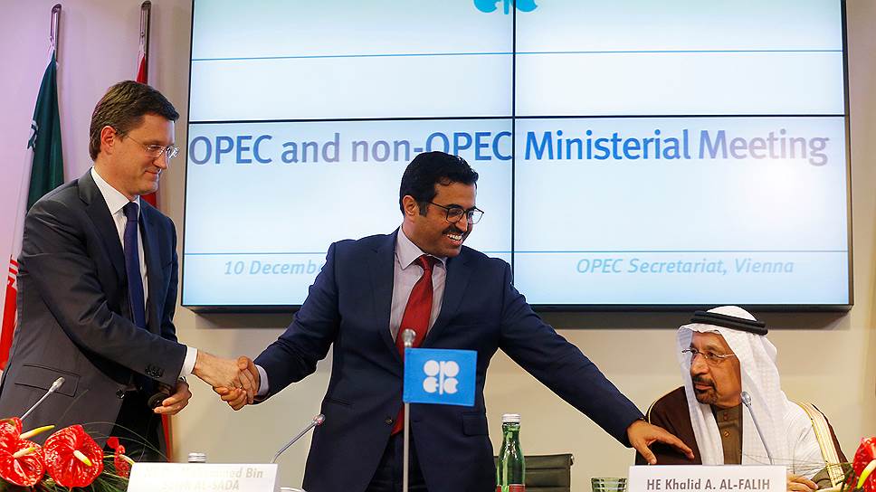 ОПЕК, Россия и другие нефтедобывающие страны (на фото — министр энергетики России Александр Новак, министр энергетики и промышленности Катара Мухаммед бен Салех ас-Сада и министр энергетики Саудовской Аравии Халид аль-Фалих на форуме ОПЕК в Вене) смогли объединиться для борьбы со слишком дешевой нефтью