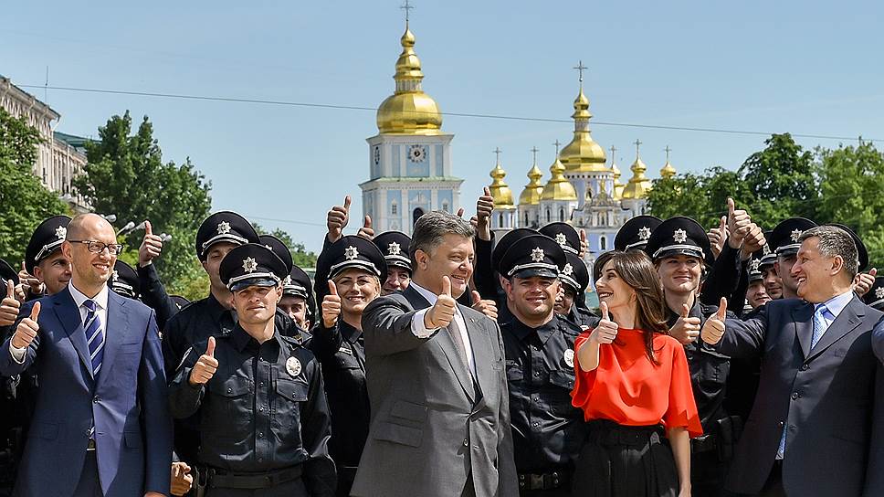 Селфи с новыми полицейскими украинцы стали делать массово, полицейским курсантам вручают погоны в присутствии первых лиц Украины