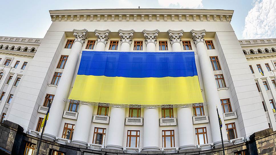 Стремление Украины на Запад заметно в обилии флагов ЕС, развевающихся по всей стране рядом с госучреждениями