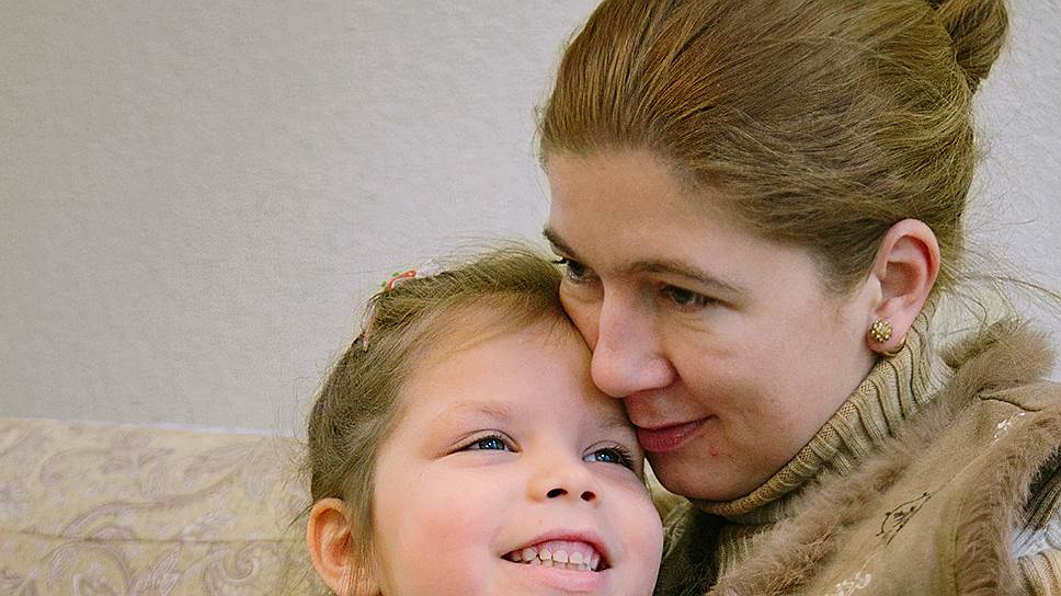 «Полина увидела нас в окно и так громко закричала “мама”, что это было слышно на улице. Ее тут же оттащили от окна, штору задернули» (на фото — Светлана Дель и ее дочь Полина) 