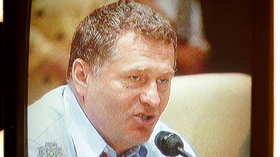 На президентских выборах 1996 года выдвижение Жириновского играло на руку власти: он агитировал голосовать против Геннадия Зюганова, чем помогал Борису Ельцину 