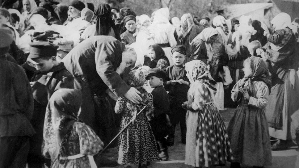 Все педагогические теории мыслителя Толстого расходились с практикой преподавателя Толстого (на фото — Л. Н. Толстой среди крестьянских детей) 