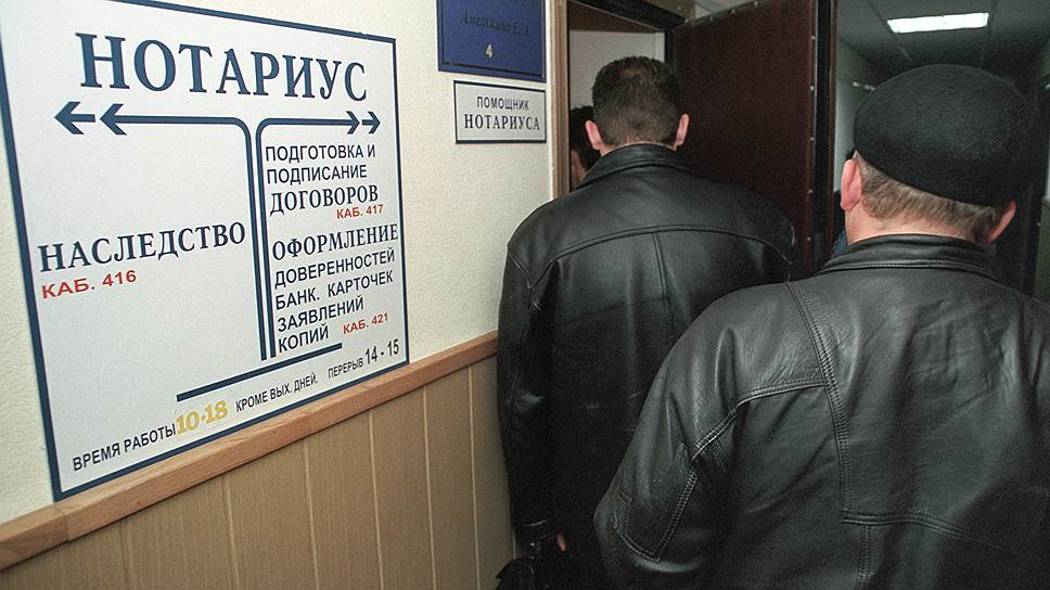 Информация о задолженности наследодателя может быть у нотариуса, однако он инициативу проявлять не должен и предоставлять информацию кредиторам наследодателя не обязан  