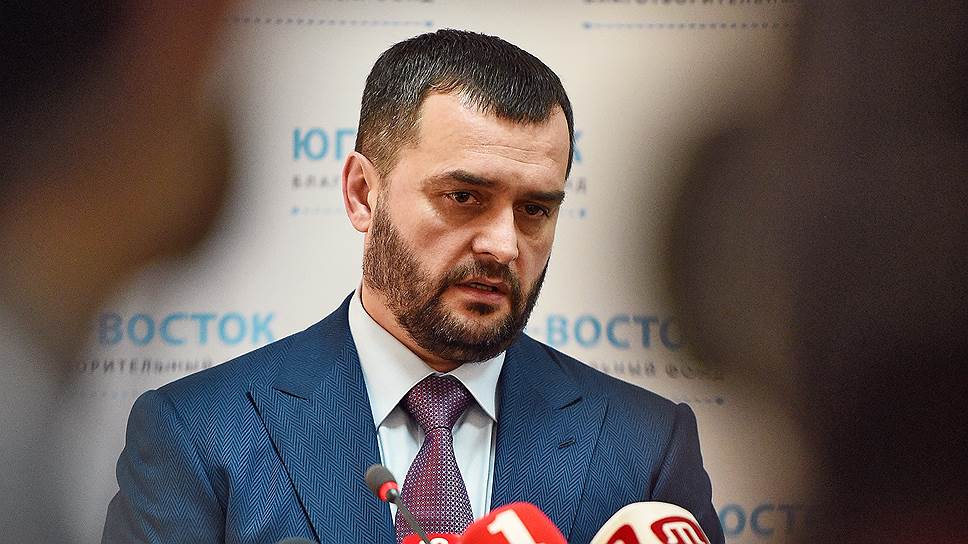 Бывший министр МВД Украины Виталий Захарченко, бежавший из страны после Майдана, в 2015 году получил российское гражданство и был принят на работу консультантом в "Ростех"  