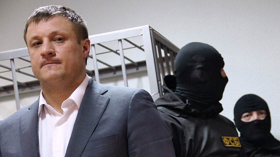 Суда ожидает бывший политический вице-губернатор Николай Сандаков (Челябинская область), которого сначала обвинили в мошенничестве (2015 год), а потом во взяточничестве (2017 год): Сандаков не раз признавал, что собирал деньги в черную кассу "Единой России"