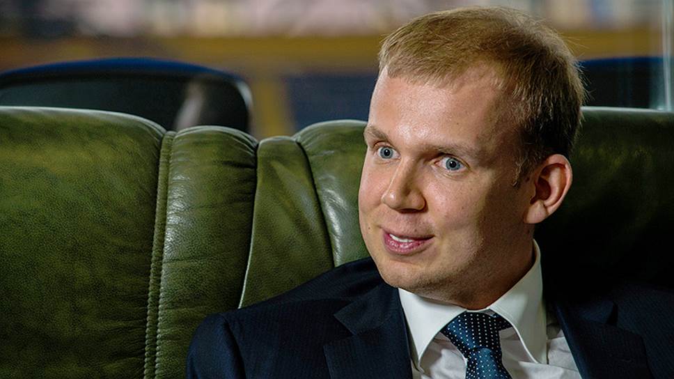 Опасения, что контроль над находящимися на территории ДНР заводами может получить близкий к экс-президенту Виктору Януковичу украинский бизнесмен Сергей Курченко, высказали как рабочие донецких заводов, так и лидер самопровозглашенной республики Александр Захарченко  