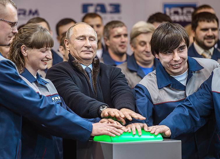 Президент России на церемонии пуска серийного производства газовых двигателей ЯМЗ-530 на территории ярославского предприятия ПАО "Автодизель". Ноябрь 2016 года