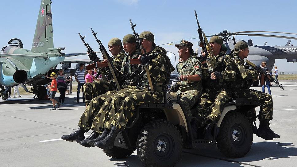 Российский военный аэродром в киргизском Канте был открыт в 2003 году как некий геополитический "противовес" располагавшейся неподалеку американской военной базе Манас
