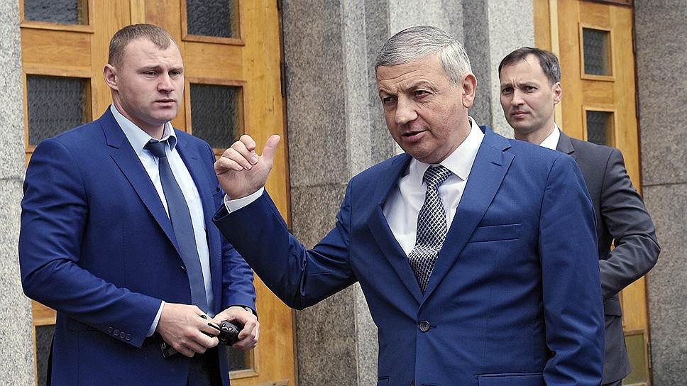 Самый успешный новичок рейтинга высокооплачиваемых губернаторов — глава Северной Осетии Вячеслав Битаров (в центре), заработавший в 2016 году 31,6 млн руб.