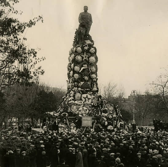 Демонстранты возле памятника Иосифу Сталину в Тбилиси, март 1956 года 