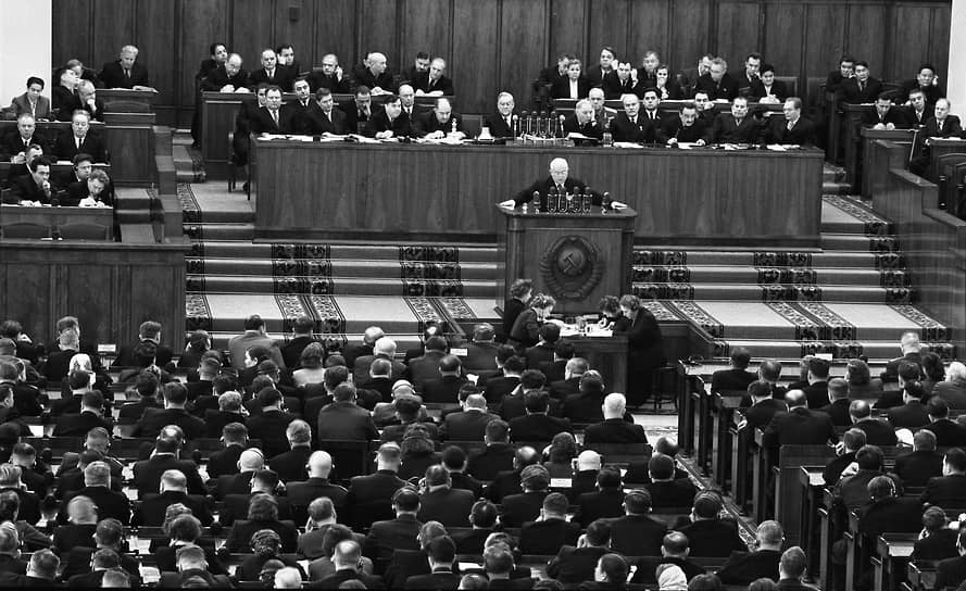 Никита Хрущев открывает ХХ съезд КПСС 14 февраля 1956 года 