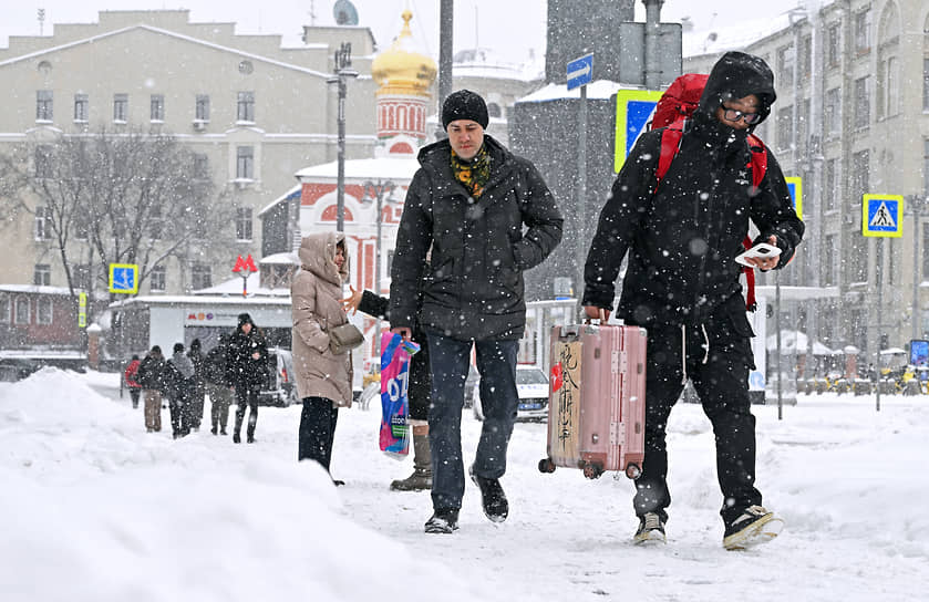 Прохожие у станции метро «Китай-город»