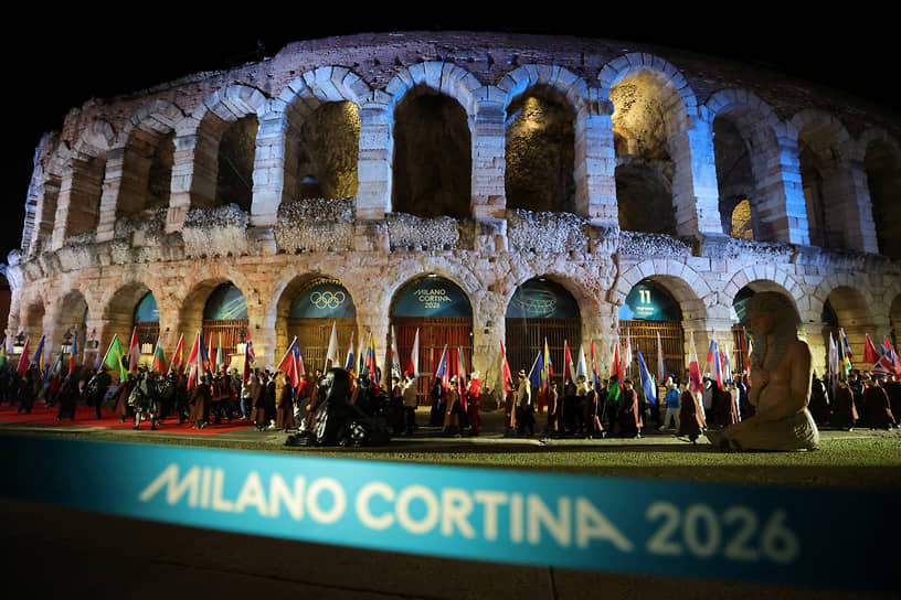 Закрытие Игр состоялось на Arena Di Verona. Античный амфитеатр, памятник архитектуры I века н.э., на время соревнований был удостоен статуса олимпийского стадиона. Современная вместимость арены — 15 тыс. посетителей 
