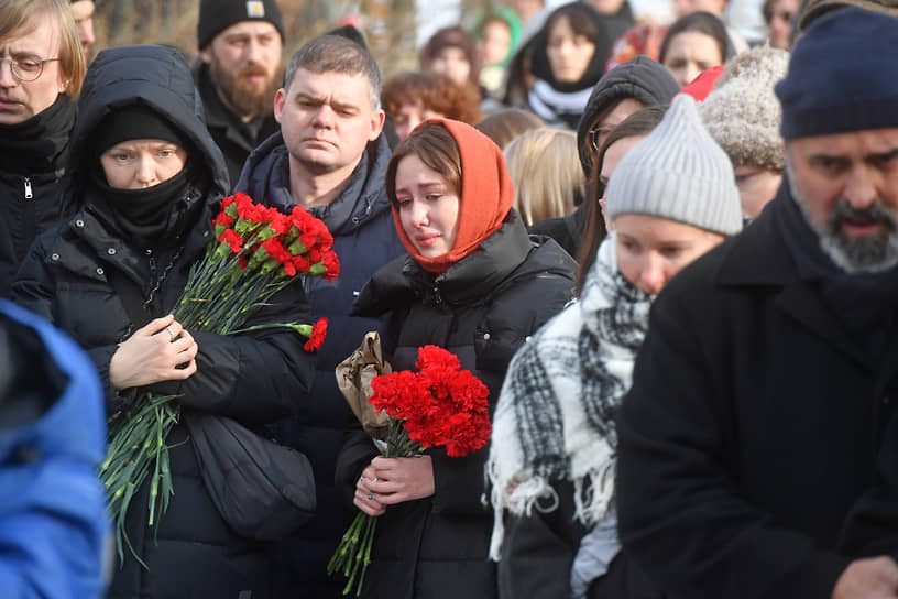 Близкие и поклонники музыканта 