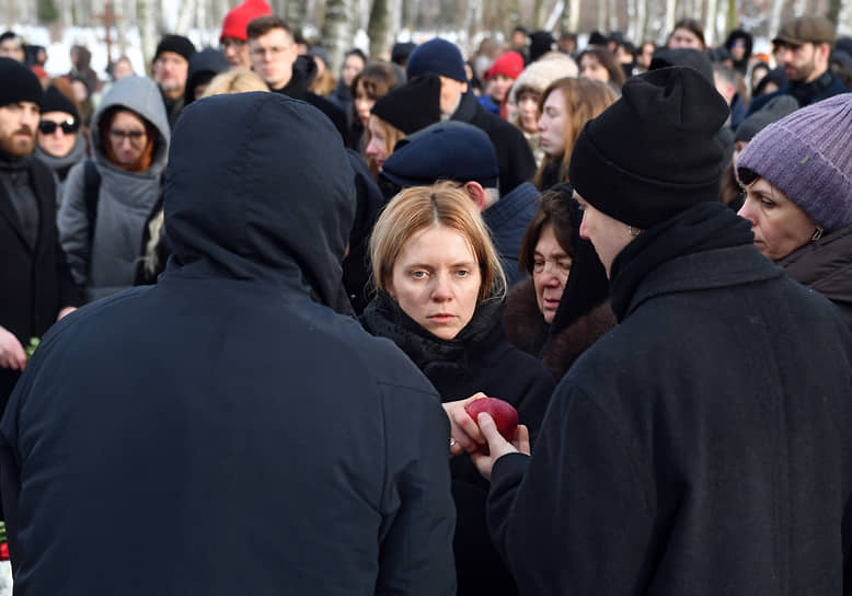 Близкие и поклонники артиста на Смоленском кладбище 