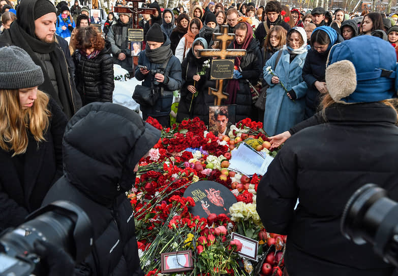 Когда гроб опустили в землю, люди бросали в могилу горсти земли, а затем оставили рядом холм из яблок 