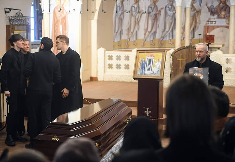 Во время панихиды гроб с телом Николая Комягина был закрыт 