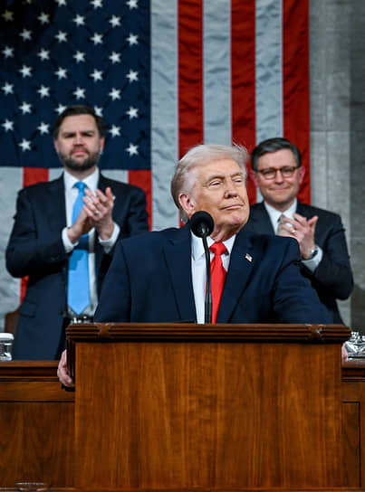 Президент США Дональд Трамп (на переднем плане), вице-президент Джей Ди Вэнс и спикер палаты представителей Майк Джонсон