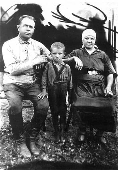 Михаил Горбачев родился 2 марта 1931 года в селе Привольное Ставропольского края в русско-украинской крестьянской семье. В детстве большую часть времени прожил в доме деда по материнской линии Пантелея Ефимовича Гопкало и бабушки Василисы Лукьяновны (на фото) 