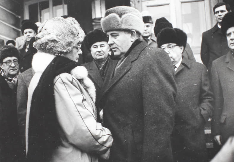 22 октября 1986 года академик и правозащитник, создатель водородной бомбы Андрей Сахаров (слева) попросил Михаила Горбачева прекратить его с женой Еленой Боннэр семилетнюю ссылку в Горький. 23 декабря он с супругой вернулся в Москву. В 1989 году ученый был избран народным депутатом СССР 