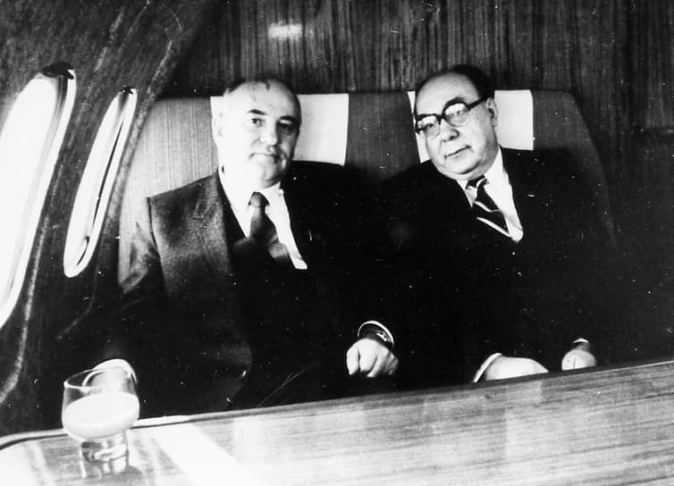 С членом политбюро ЦК КПСС Александром Яковлевым, 1980-е годы 