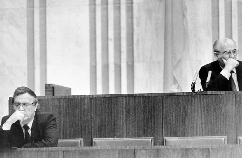 В мае 1985 года, через пару месяцев после того, как Михаил Горбачев (на фото справа) стал генсеком ЦК КПСС, вышли знаменитые постановления «О мерах по преодолению пьянства и алкоголизма». Виноградники было приказано уничтожить, цены на алкоголь резко выросли, а в очереди за выпивкой можно было провести несколько часов. Кампания была свернута через два года из-за массового недовольства 
