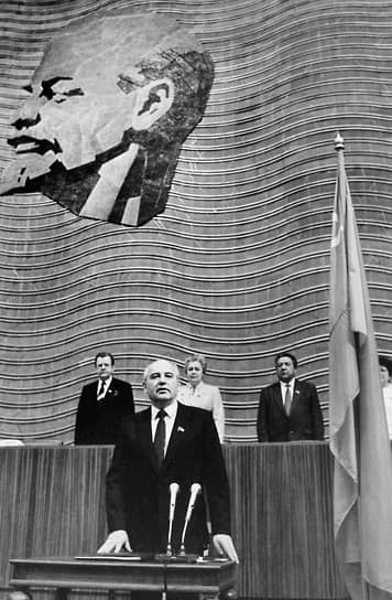 В марте 1990 года на третьем съезде народных депутатов Михаил Горбачев был избран президентом СССР 