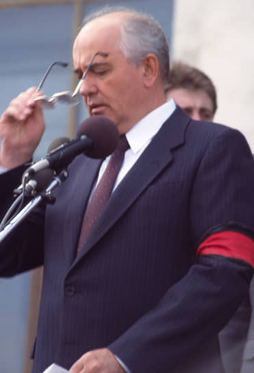В 1978 году он был переведен в Москву и занял пост секретаря ЦК КПСС, а через два года стал членом Политбюро. В 1985-м на мартовском пленуме ЦК КПСС Михаил Горбачев был официально избран генеральным секретарем ЦК 