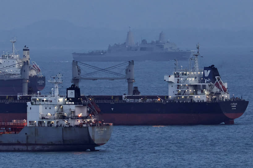 Американский десантный корабль USS New Orleans (LPD-18, на заднем фоне), входящий в Сингапурский пролив