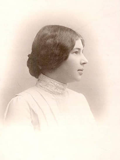 Любовь Менделеева (Блок), по собственным воспоминаниям, очень любила духи — «более, чем полагалось барышне»