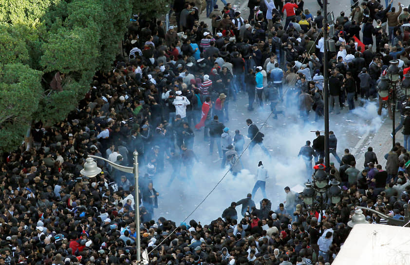 Слезоточивый газ в толпе протестующих, 14 января 2011 года
