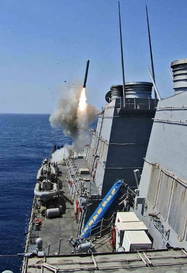Запуск крылатой ракеты Tomahawk с американского эсминца в ходе военной операции США и международной коалиции в Ливии, 29 марта 2011 года